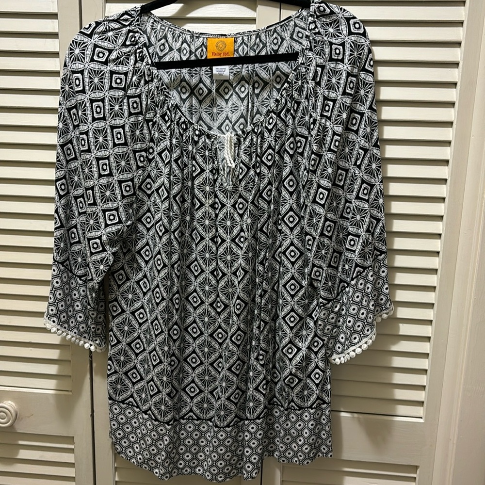 Ladies Ruby Rd. Black and white light weight smock. Size L.